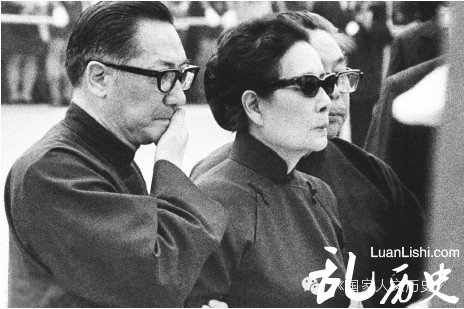1975年4月，蒋介石因心脏病去世宋美龄78岁