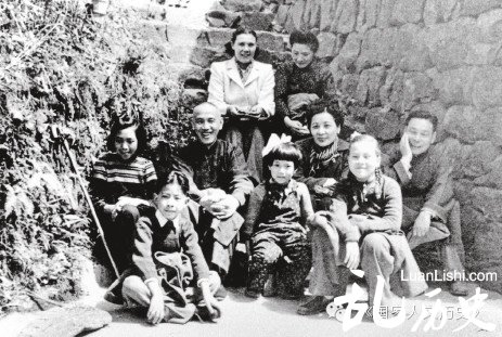 1949年，蒋介石夫妇和蒋经国夫妇等家人在踏青时的合影