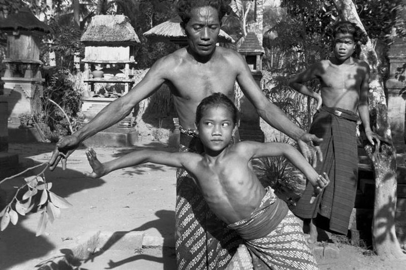 1949年的巴厘岛，一名舞师正在教授自己的女儿舞蹈。