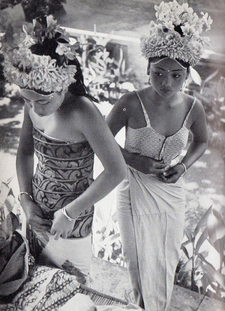 1949年的巴厘岛,宗教仪式前化妆的妇女们。