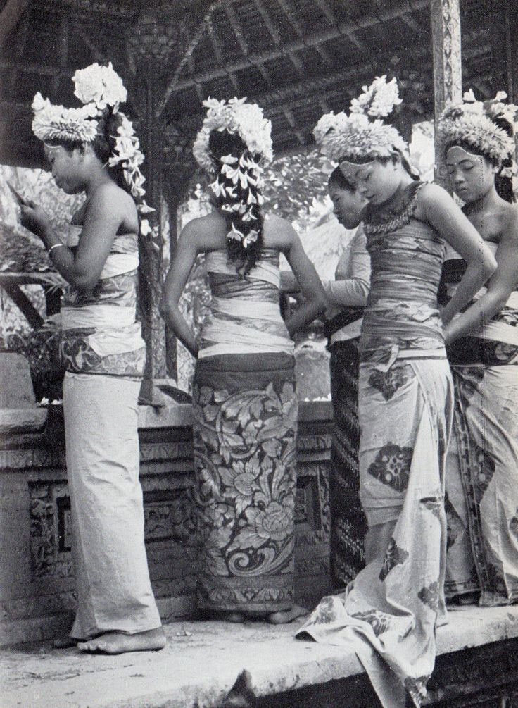 1949年的巴厘岛,宗教仪式前化妆的妇女们。