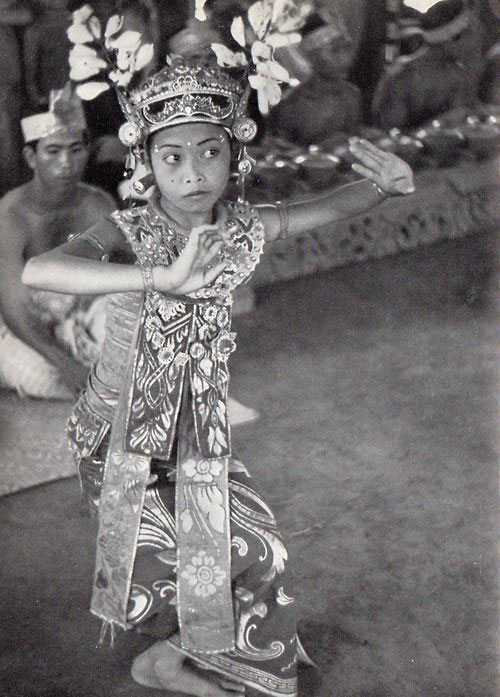 1949年的巴厘岛,宗教仪式上跳舞娱神的女孩。