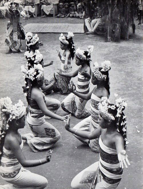 1949年的巴厘岛,宗教仪式上跳舞娱神的女孩们。