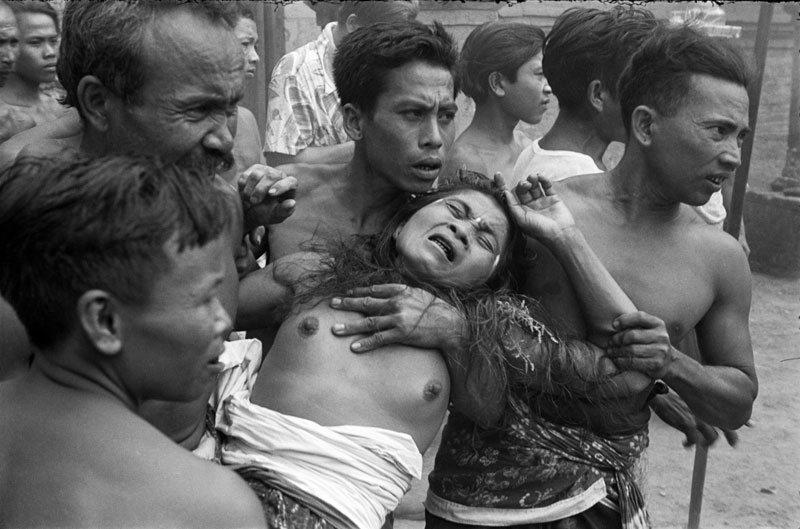 1949年，巴厘岛上的宗教仪式，一名裸胸妇女被当做娱神的“祭品”。