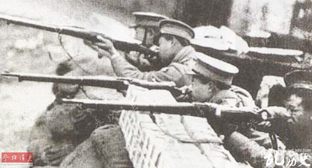 1932年1·28抗战时的中国警察正在抗击日本侵略军