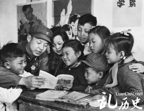 雷锋在教室里教孩子念书的照片