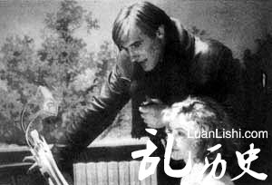 拍片之余,德帕蒂约喜欢与妻子伊莉莎白一展歌喉