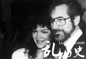 1989年,斯皮尔伯格在第一位妻子艾米·欧文的陪同下出席金球奖颁奖典礼