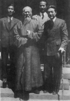 1948年在齐白石家。左起：青年版画家李桦，齐白石，吴作人和系着法式大领带的徐悲鸿。画面右侧隐约可见齐家