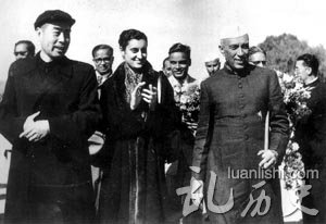 1954年10月在北京机场欢迎访华的印度总理尼赫鲁