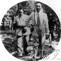 1946年8月在南京钟山东南麓与美国《纽约时报》记者李勃曼边走边谈