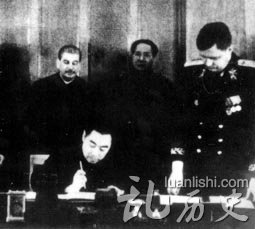 1950年1月访问苏联时代表中国政府在中苏友好同盟互助条约上签字