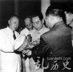 1956年8月与陈毅(左一)、张闻天(左二)观看老挝客人赠送的礼物