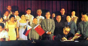 1975年6月在医院与菲律宾总统马科斯一起签署两国政府联合公报