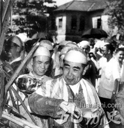 1960年4月访问缅甸时与朋友们欢度泼水节