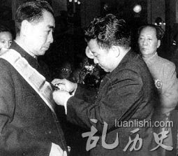 1956年2月在北京接受柬埔寨首相西哈努克亲王授予柬最高勋章——大十字勋章