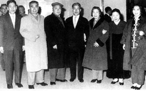 1963年6月周恩来夫妇、陈毅夫妇(左三、右一)、朴成哲夫妇合影于沈阳