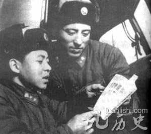 雷锋正和战友一起读《毛泽东选集》