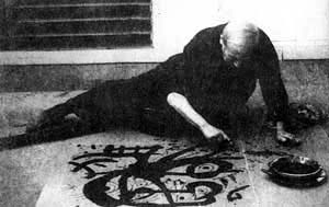 70年代初仍处在艺术颠峰期的米罗，席地“指”画，绘画方法不拘形式，创作达到炉火纯青的程度。