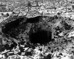 钻石产地金伯利的“大洞”深1098米，是世界上最深的人工挖掘的矿井，开采达43年之久，于1914年关闭。