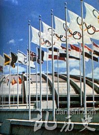 奥运会会场飘扬着奥林匹克会旗