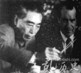 理查德·尼克松1972年2月21日第一次出访中国时，周恩来总理教他如何用筷子