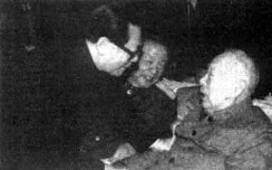 纪念遵义会议60周年座谈会结束,江泽民向出席座谈会的伍修权同志表示问候
