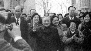 邓小平同志参观深圳“中国民俗文化村”,向热情的群众招手