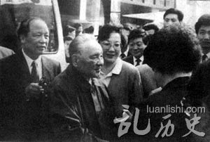 邓小平来到珠海,受到群众热烈欢迎