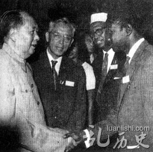 1964年,毛泽东接见周培源和各国科学家