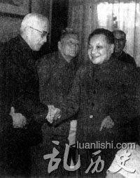 1982年,邓小平亲切会见周培源