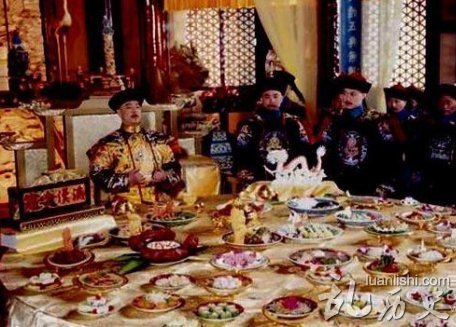 皇帝是怎么吃饭的?皇帝吃饭不但“摆谱”还验毒!
