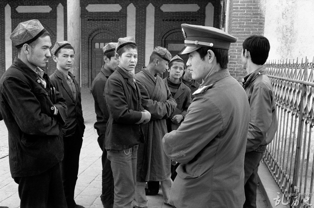 1989年，中国新疆吐鲁番，军人与维族青年的合影。