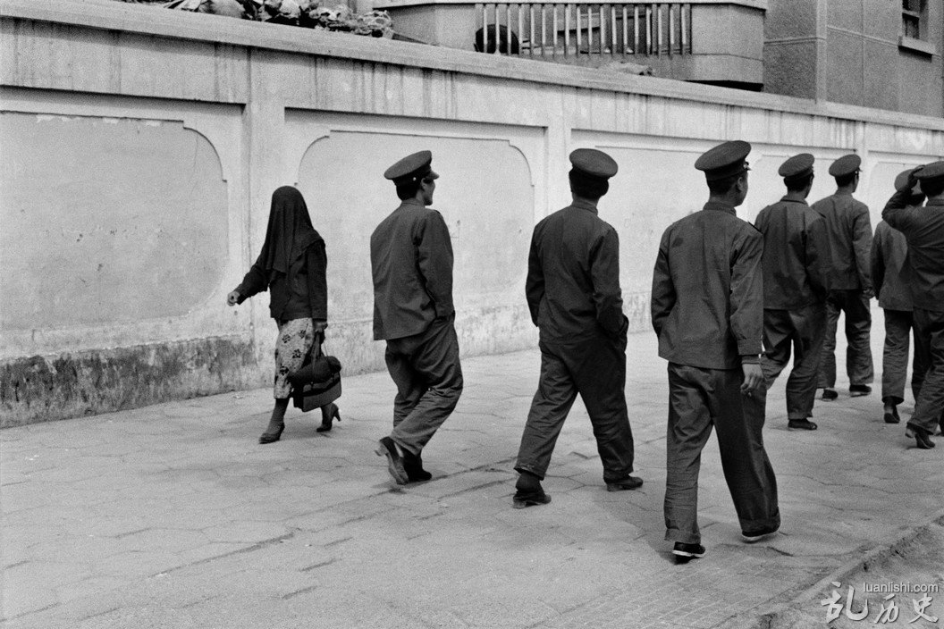 1989年，中国新疆喀什，几名军人与戴着头巾的维族妇女裁擦肩而过。