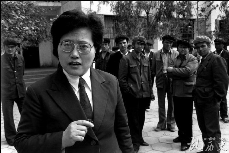 1989年，中国新疆喀什，师范学校里的汉族老师与维族学生。