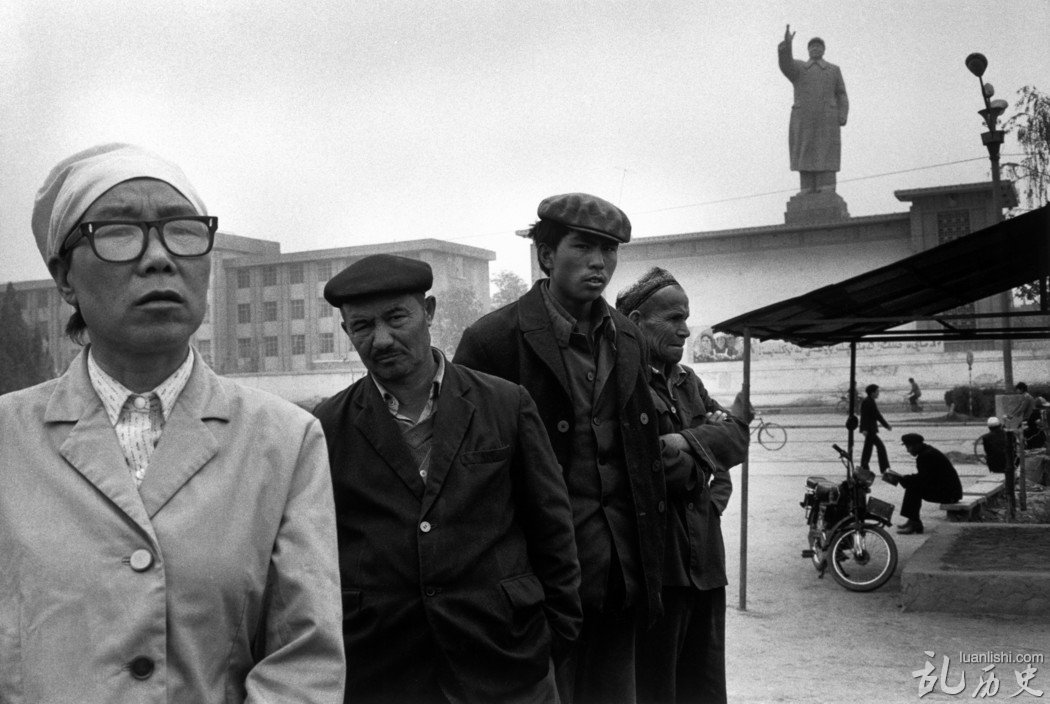 1989年，中国新疆喀什，毛泽东塑像前的人们。