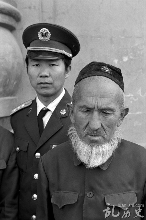 1989年，中国新疆吐鲁番，军人与维族老人的合影。