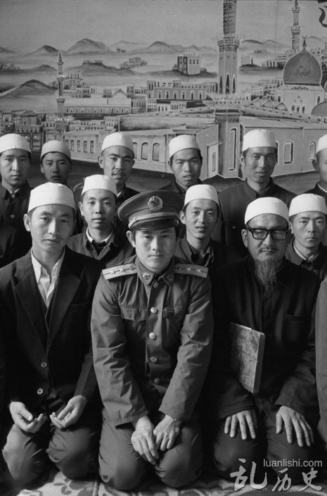 1989年，中国新疆达坂城，军人与回族穆斯林的合影。