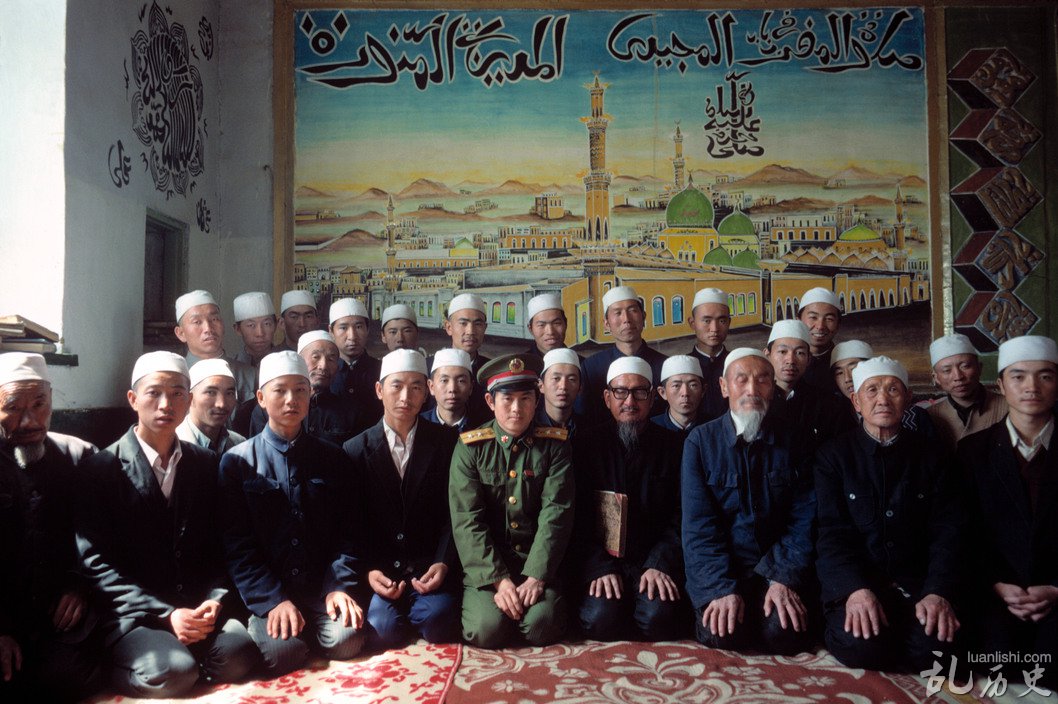 1989年，中国新疆达坂城，军人与回族穆斯林的合影。