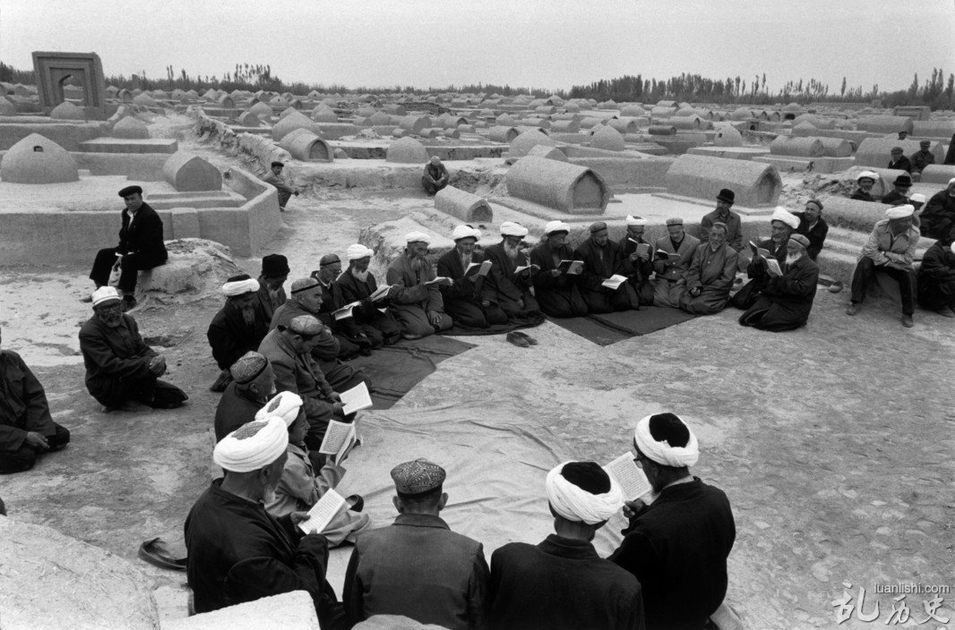 1989年，中国新疆喀什，维族的葬礼。