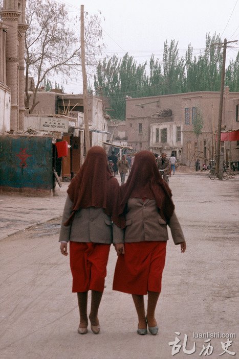 1989年，中国新疆喀什，大街上戴着头巾的维族妇女。