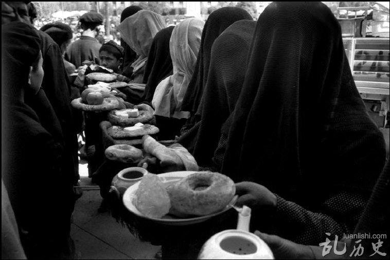 1989年，中国新疆喀什，周五祷告后的人们。