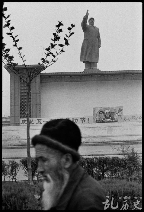 1989年，中国新疆喀什，一位维族老人从毛泽东的塑像前走过。
