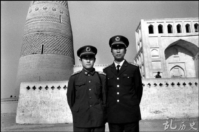1989年，中国新疆吐鲁番，两名军人在额敏塔清真寺前合影。