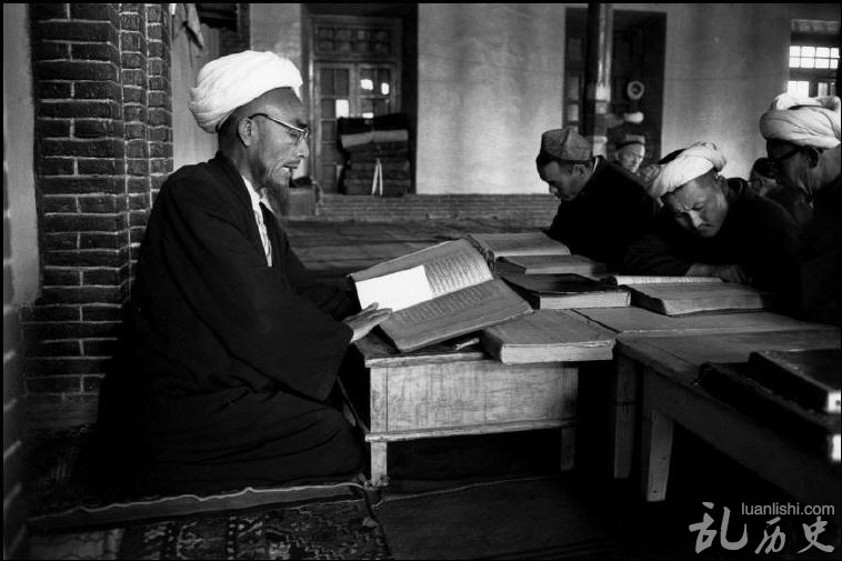 1989年，中国新疆吐鲁番，清真寺里布道的毛拉。