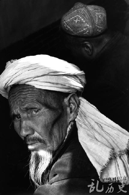 1989年，中国新疆吐鲁番，一位维族老人参加周五的祷告。
