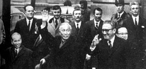 越南和平协议在巴黎签字。前排自左至右,北越代表团的春水、黎德寿和美国国务卿亨利·基辛格