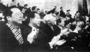 驻港部队首次亮相,赢得了香港特别行政区筹委会委员、香港地区全国人民代表、政协委员和港事顾问的阵阵掌声