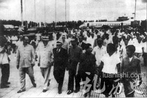 李宗仁和夫人从海外归来抵京,周恩来等到机场欢迎