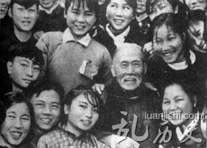 曾在湖南第一师范学校任教的老革命教育家徐特立和该校师生欢度50周年校庆